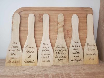 Création artisanale de spatules à raclette en bois gravée