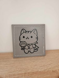 Création artisanale d'un dessous de verre en simli cuire personnalisé avec du thermocollant