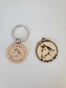 Porte clé en bois personnalisé, création artisanale, support professionnel, cadeau marketing