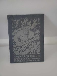 Gravure artisanale sur ardoise nordique représentant le Ragnarok