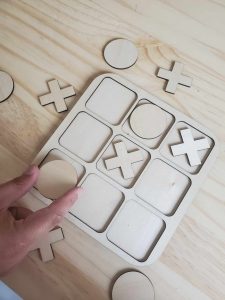 Jeu en bois artisanal de morpion, création artisanale