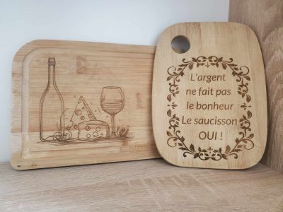 Création artisanale en bois, planche à découper gravé "l'argent ne fait pas le bonheur"