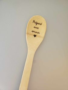 Création artisanale, ustensile de cuisine, spatule en bois gravée, gravure sur bois