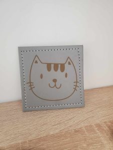 Création artisanale d'un dessous de verre en simli cuire personnalisé avec gravure