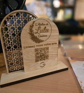 totem, accueil, avis google, professionnel, gravure, bois